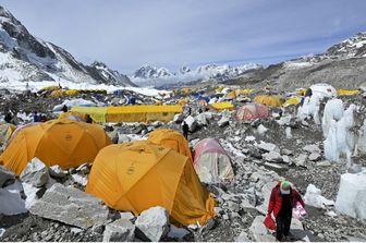 Un eccesso di tende degli alpinisti al campo base nella regione del Monte Everest, nel distretto di Solukhumbu