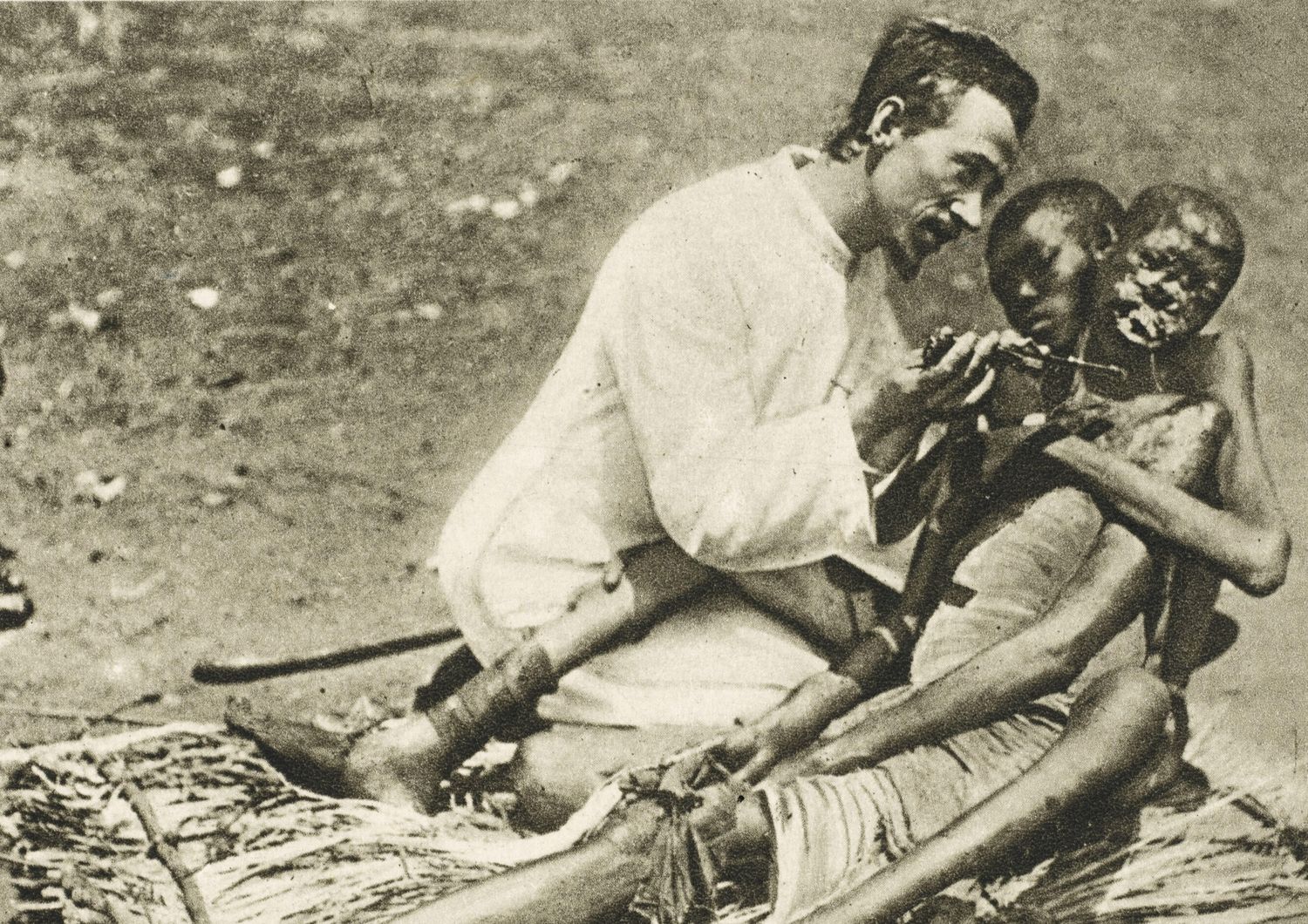 Mozambico, Missionario cristiano che cura e assiste le vittime africane della lebbra. Data: circa 1910