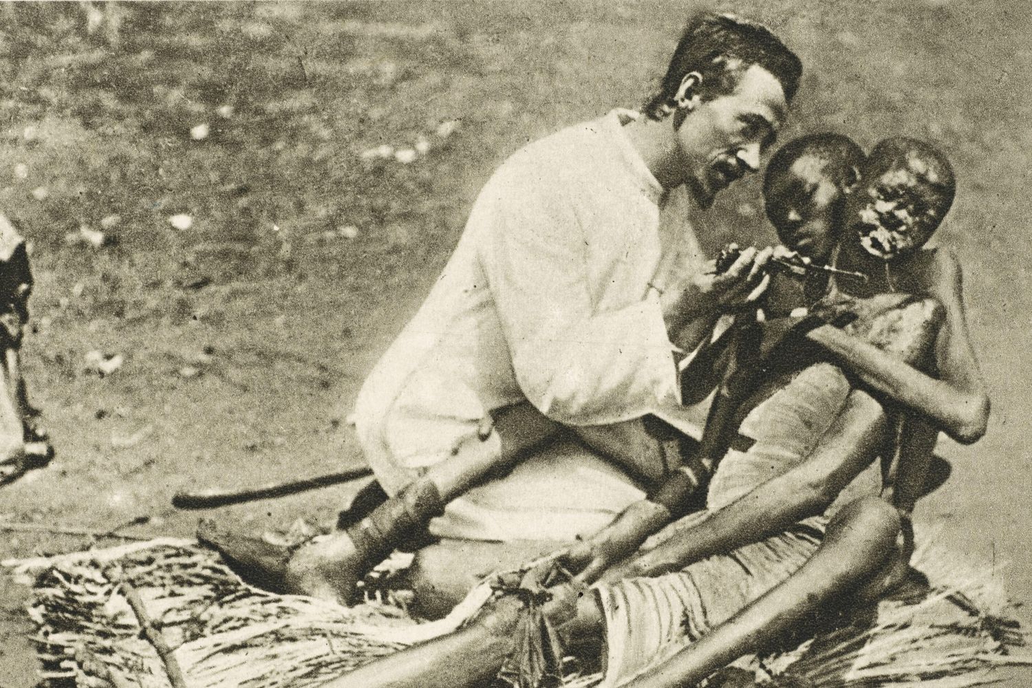 Mozambico, Missionario cristiano che cura e assiste le vittime africane della lebbra. Data: circa 1910