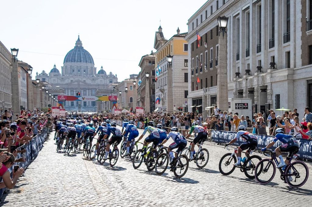 Giro d'Italia, al via l'edizione 107. Il 'deb' Pogacar favorito