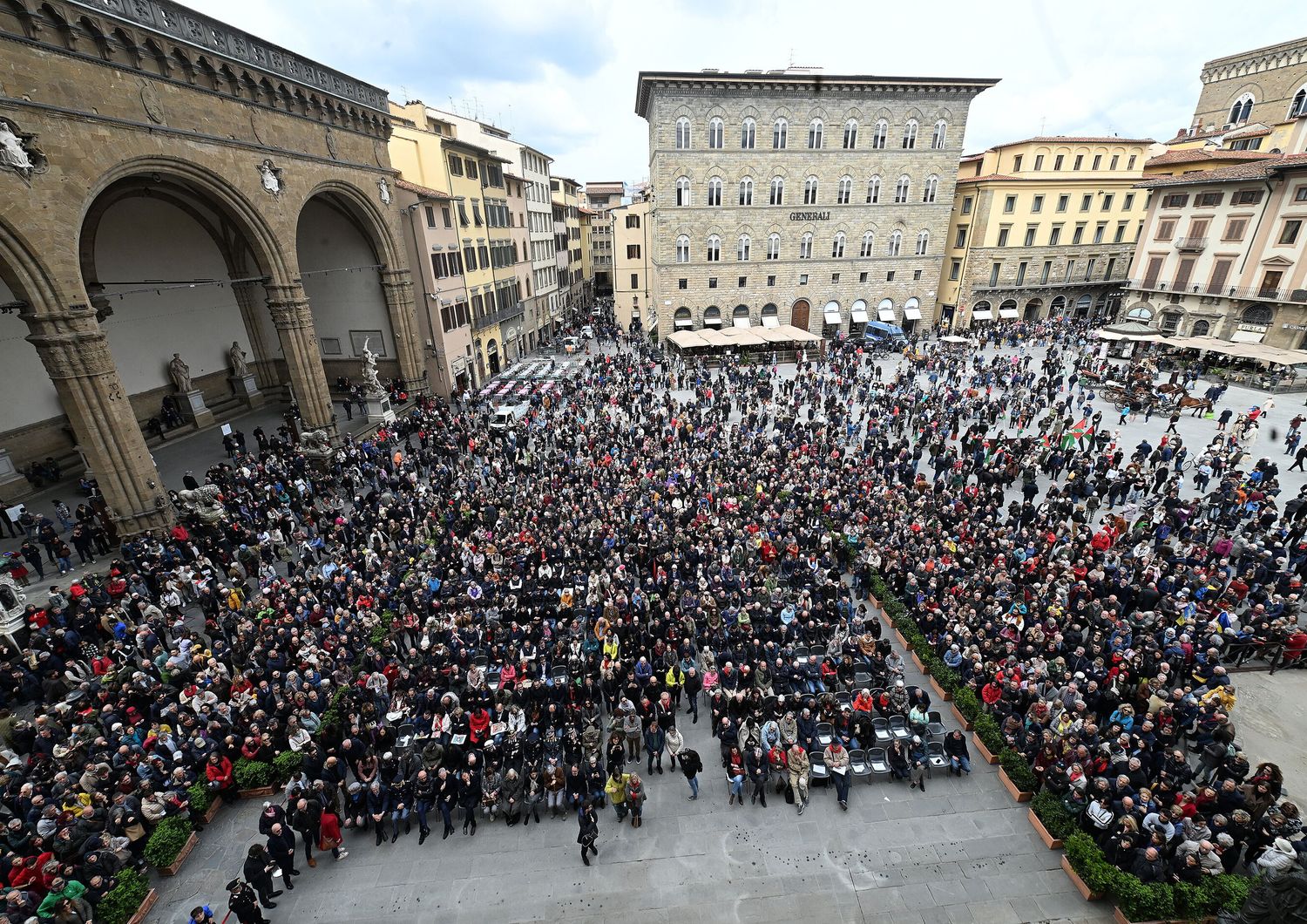 uomo minaccia suicidio a firenze