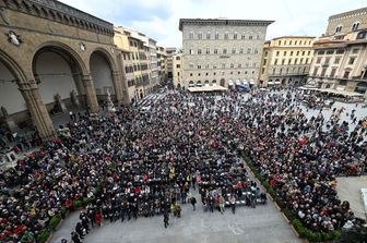 uomo minaccia suicidio a firenze