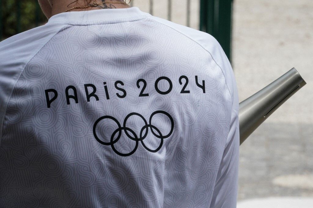 Parigi 2024, una drag queen per tedoforo e scoppia la polemica