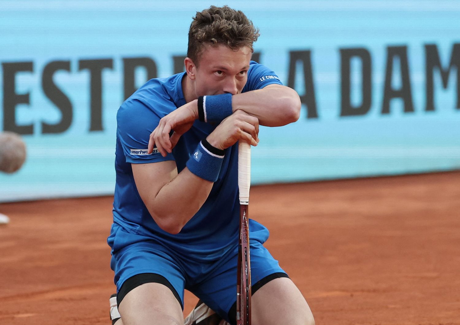 Il ceco Jiri Lehecka si inginocchia sul campo prima di ritirarsi per infortunio durante la semifinale di contro il canadese Felix Auger Aliassime