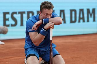 Il ceco Jiri Lehecka si inginocchia sul campo prima di ritirarsi per infortunio durante la semifinale di contro il canadese Felix Auger Aliassime