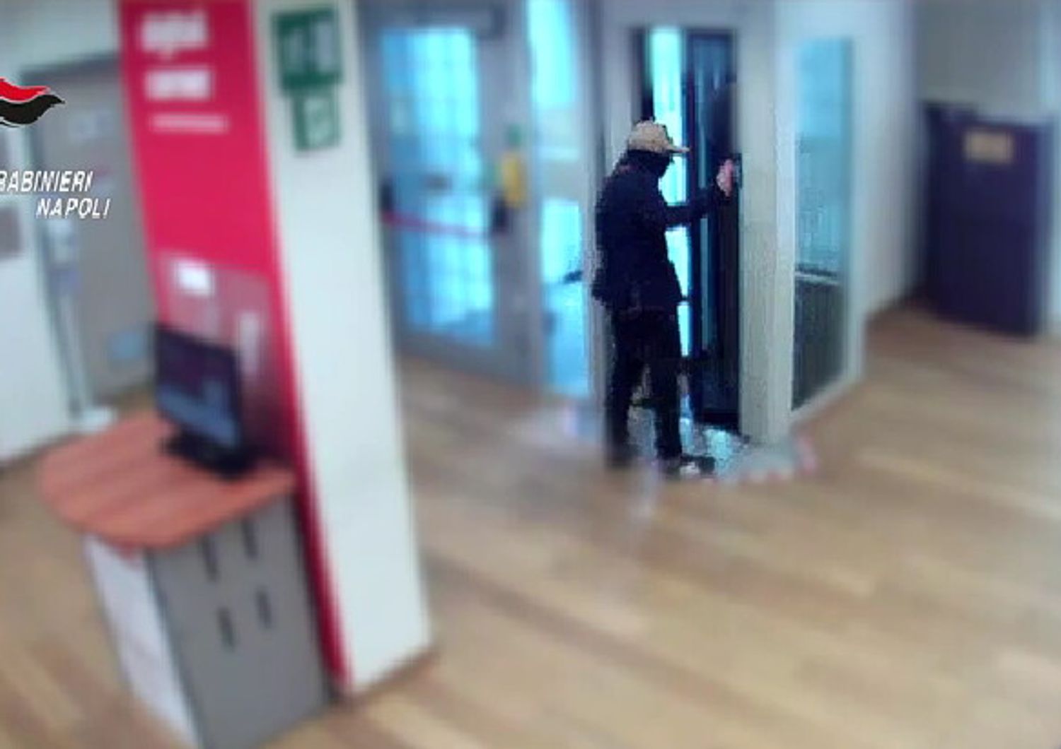 rapina una banca saluta ringrazia se ne va video bonnie &amp; clyde napoli