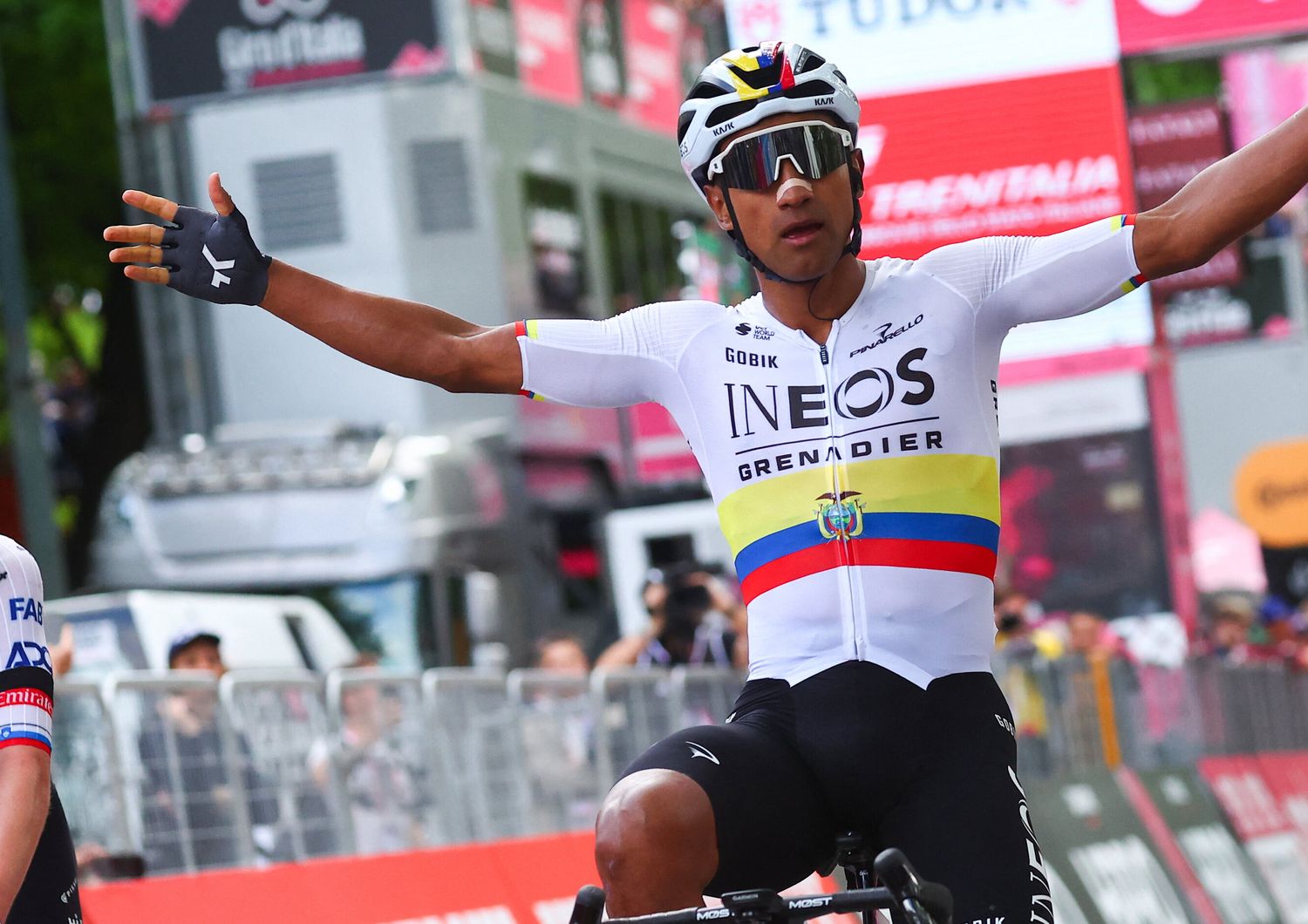 L'ecuadoriano Jhonatan Narvaez, del Team Ineos,festeggia la vittoria della prima tappa del Giro d'Italia 2024, 140 km tra Venaria Reale e Torino, il 4 maggio 2024