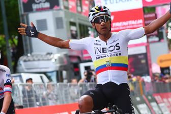 L'ecuadoriano Jhonatan Narvaez, del Team Ineos,festeggia la vittoria della prima tappa del Giro d'Italia 2024, 140 km tra Venaria Reale e Torino, il 4 maggio 2024