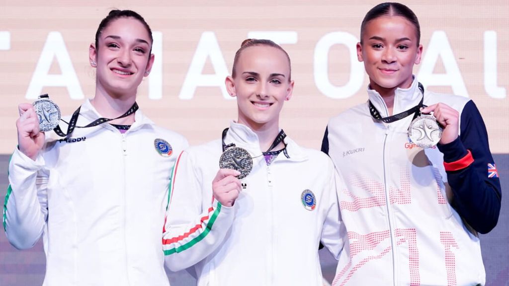 Alice D'Amato con la medaglia d'oro alle parallele. A sinistra, l'argento Elisa Iorio