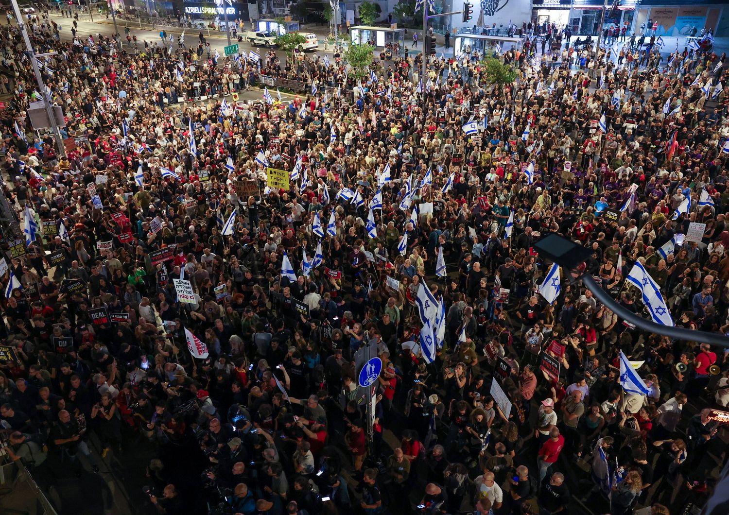 Manifestazione a Tel Aviv di parenti e sostenitori degli ostaggi presi prigionieri dai militanti palestinesi a Gaza durante gli attacchi del 7 ottobre