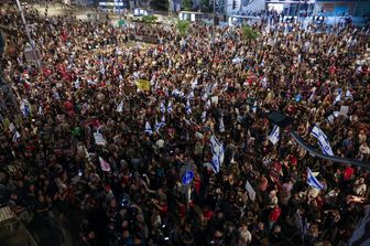 Manifestazione a Tel Aviv di parenti e sostenitori degli ostaggi presi prigionieri dai militanti palestinesi a Gaza durante gli attacchi del 7 ottobre