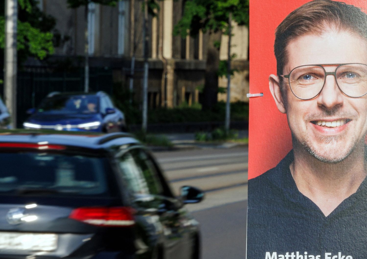 Un manifesto elettorale che mostra il candidato del Partito Socialdemocratico SPD Matthias Ecke per le prossime elezioni del Parlamento europeo attaccato a un palo della luce lungo Schandauer Strasse nel quartiere di Striesen a Dresda il 4 maggio 2024.