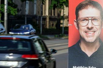 Un manifesto elettorale che mostra il candidato del Partito Socialdemocratico SPD Matthias Ecke per le prossime elezioni del Parlamento europeo attaccato a un palo della luce lungo Schandauer Strasse nel quartiere di Striesen a Dresda il 4 maggio 2024.