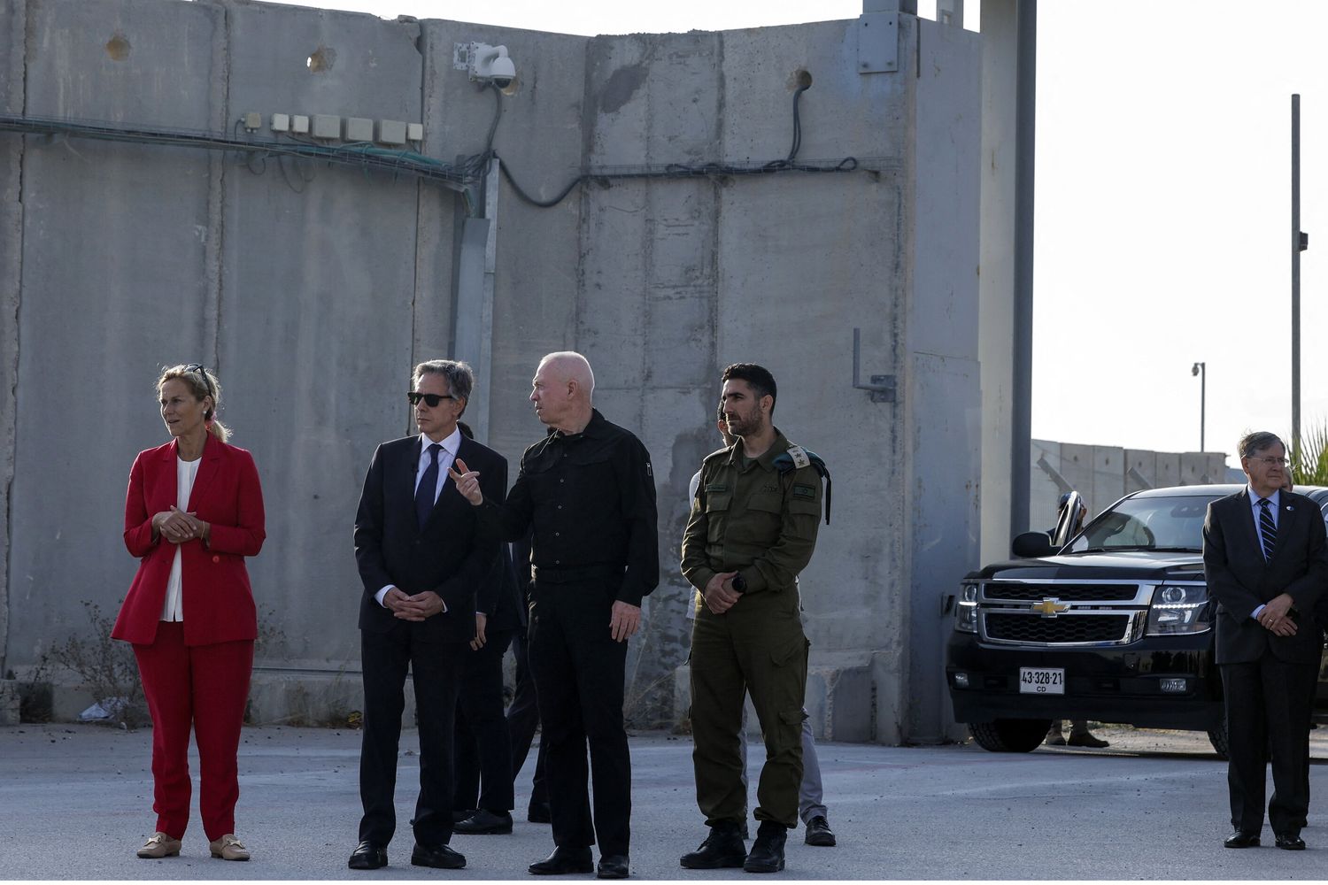 Il Segretario di Stato americano Antony Blinken (2° a sx) in piedi con il Ministro della Difesa israeliano Yoav Gallant e il Coordinatore umanitario senior dell'Onu per la ricostruzione di Gaza Sigrid Kaag al valico di frontiera di Kerem Shalom il 1° maggio scorso