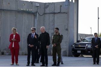 Il Segretario di Stato americano Antony Blinken (2° a sx) in piedi con il Ministro della Difesa israeliano Yoav Gallant e il Coordinatore umanitario senior dell'Onu per la ricostruzione di Gaza Sigrid Kaag al valico di frontiera di Kerem Shalom il 1° maggio scorso