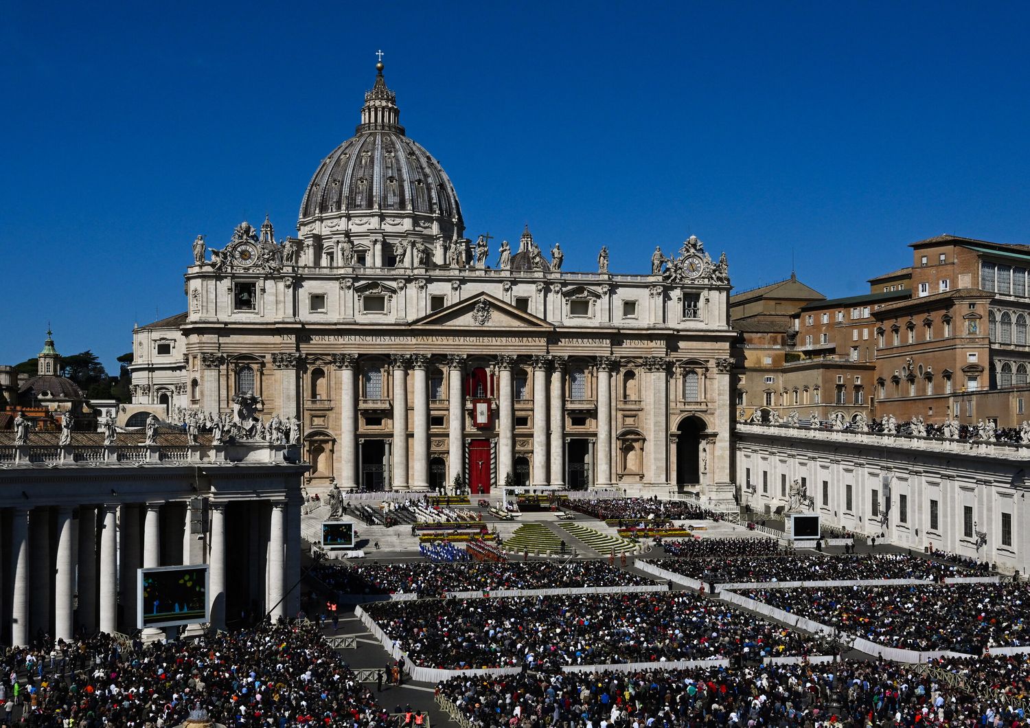 I fedeli in piazza San Pietro per la messa di Pasqua