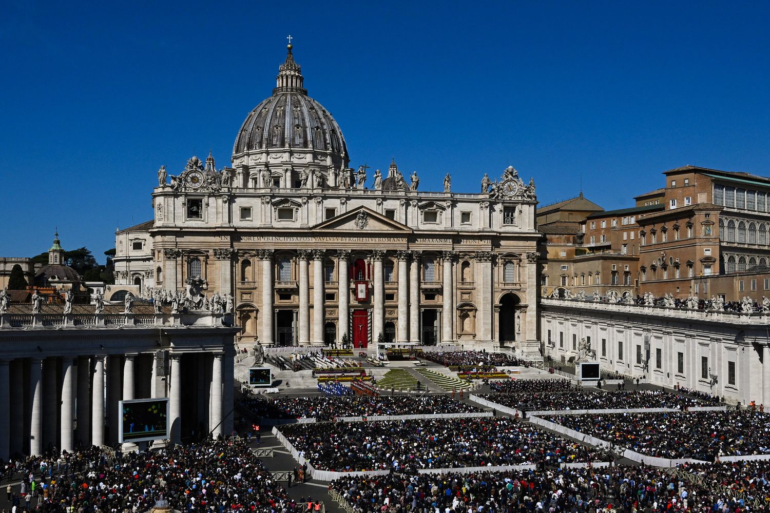 I fedeli in piazza San Pietro per la messa di Pasqua