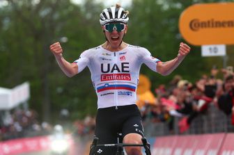 Tadej Pogacar del Team UAE festeggia mentre taglia il traguardo della 2ª tappa del 107° Giro d'Italia di ciclismo, 161 km tra San Francesco al Campo e il Santuario di Oropa (Biella), il 5 maggio 2024 a Biella