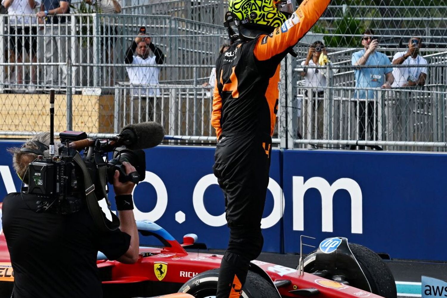 Il pilota Lando Norris che ha portato la  Mclaren alla vittoria