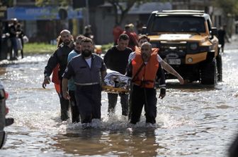 alluvioni brasile decine morti sfollati porto alegre