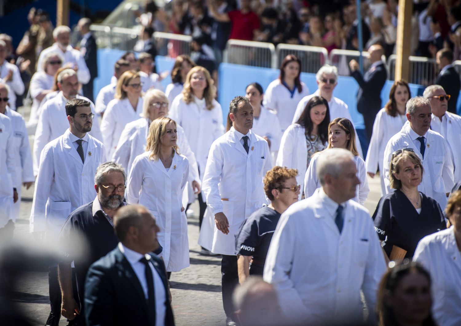 &nbsp;medici e infermieri sfilano su via dei Fori Imperiali&nbsp;