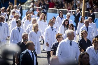 &nbsp;medici e infermieri sfilano su via dei Fori Imperiali&nbsp;