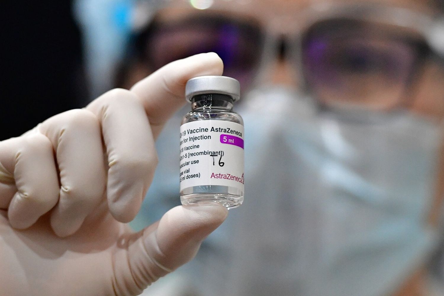 Un flacone di vaccino AstraZeneca&nbsp;