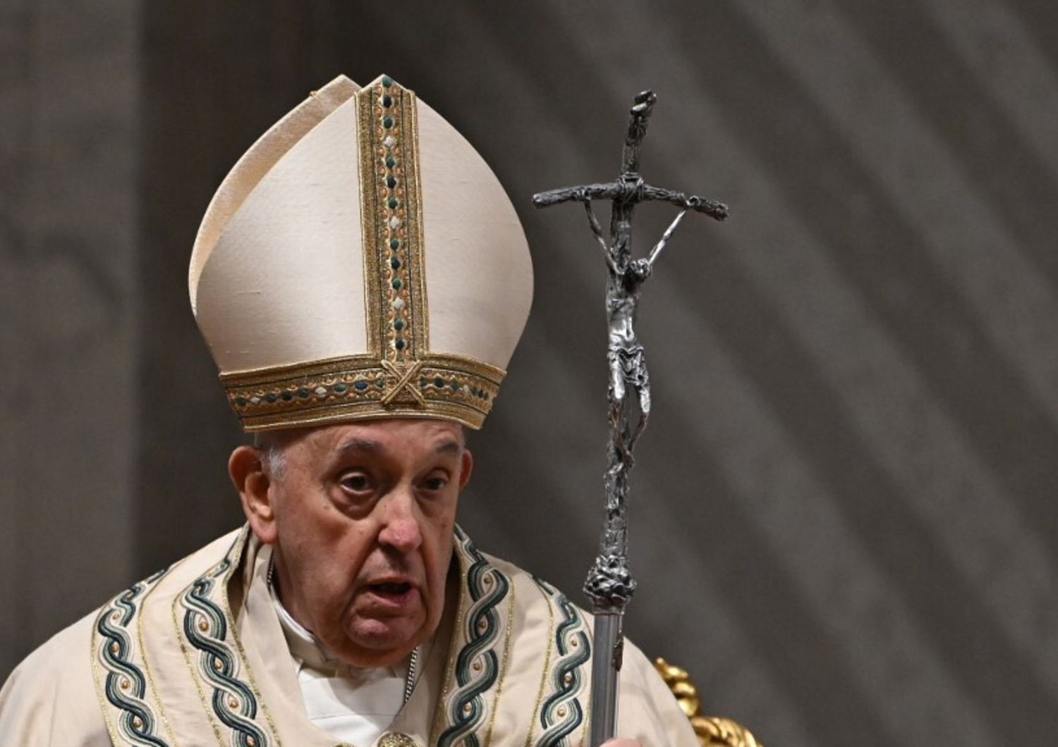 Papa Francesco presiede la veglia pasquale nell'ambito delle celebrazioni della Settimana Santa, nella Basilica di San Pietro in Vaticano