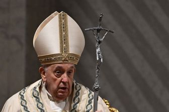 Papa Francesco presiede la veglia pasquale nell'ambito delle celebrazioni della Settimana Santa, nella Basilica di San Pietro in Vaticano