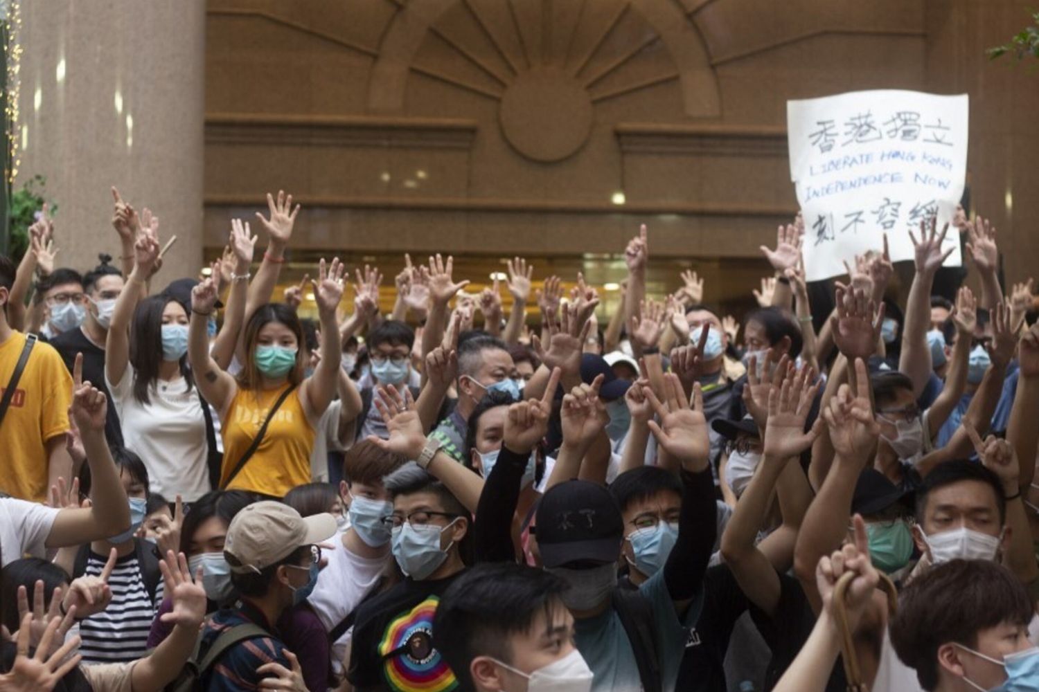 Folla canta a Hong Kong nel 2019