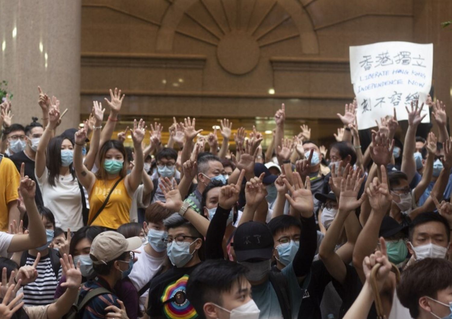 Folla canta a Hong Kong nel 2019