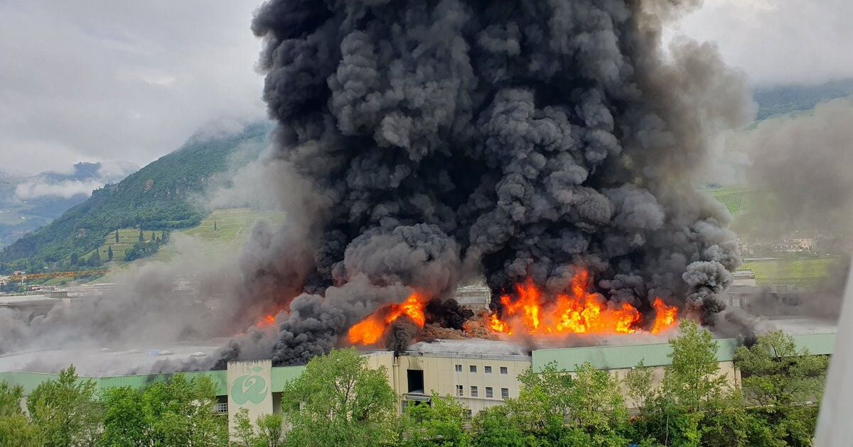 Il grosso incendio scoppiato nella sede di Alpitronic a Bolzano    
