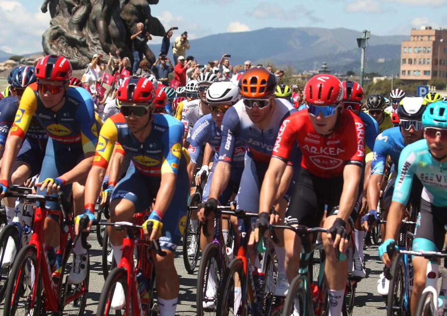 Genova Il Giro d'Italia parte dal Monumento di Quarto