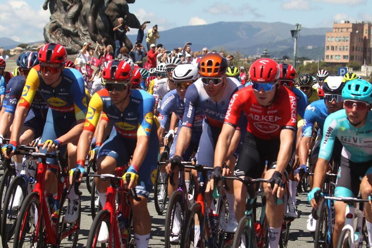 Genova Il Giro d'Italia parte dal Monumento di Quarto