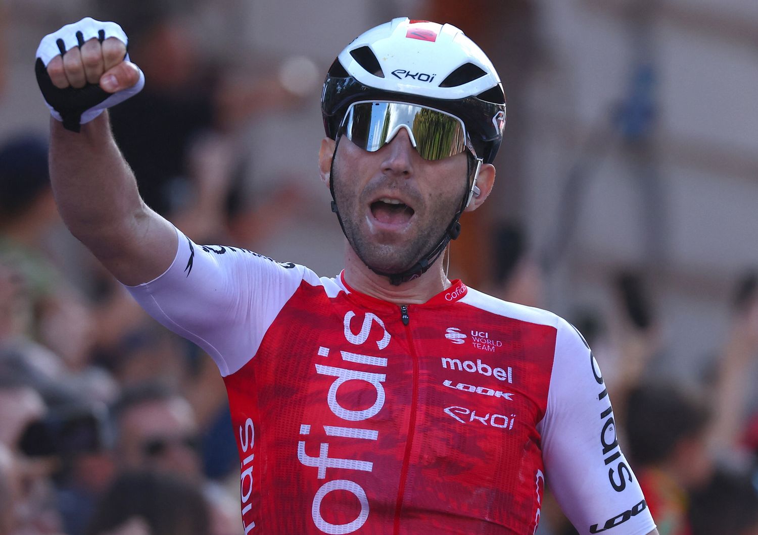 Benjamin Thomas (Team Cofidis) festeggia mentre taglia il traguardo vincendo la quinta tappa del 107° Giro d'Italia, 178 km tra Genova e Lucca