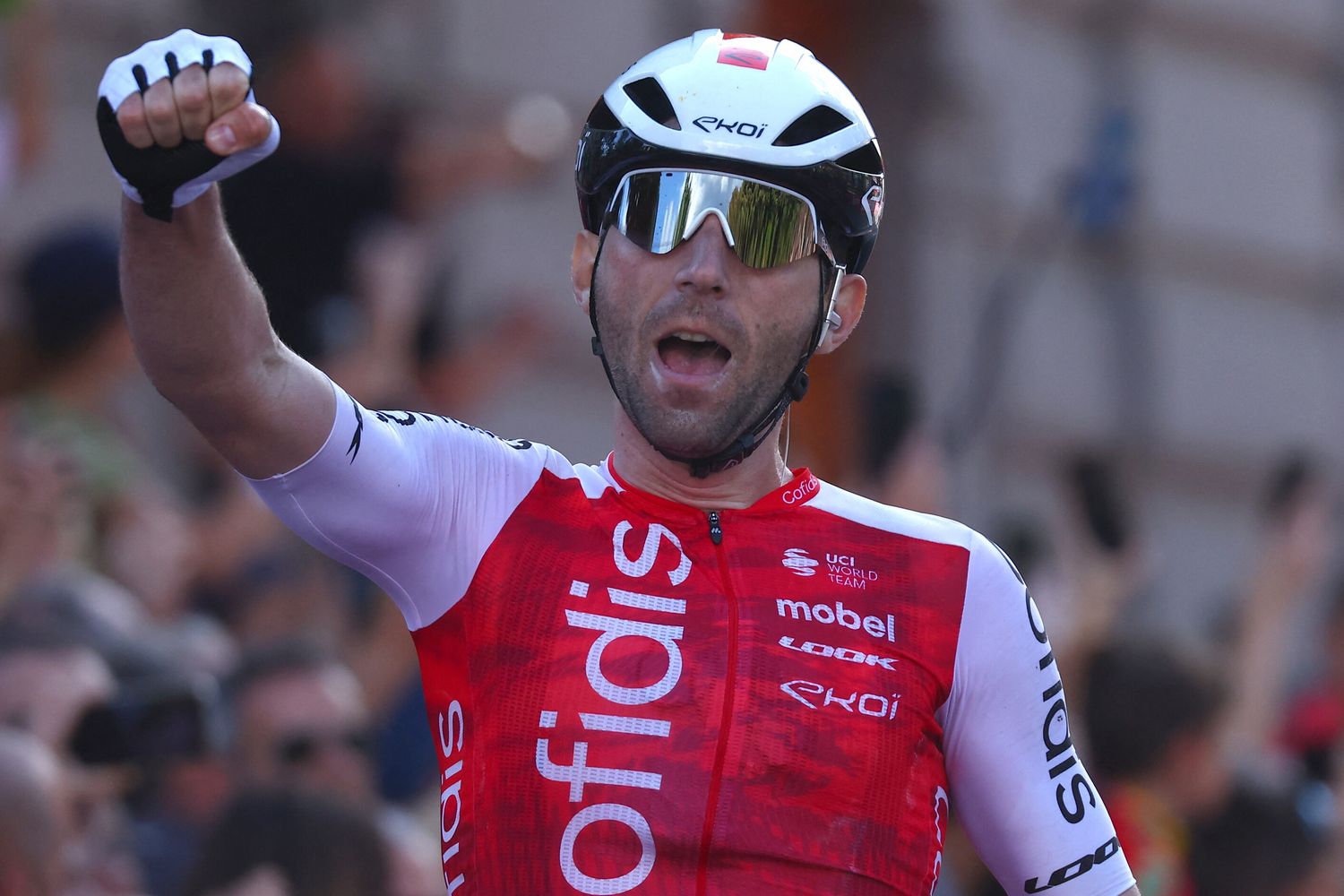 Benjamin Thomas (Team Cofidis) festeggia mentre taglia il traguardo vincendo la quinta tappa del 107° Giro d'Italia, 178 km tra Genova e Lucca
