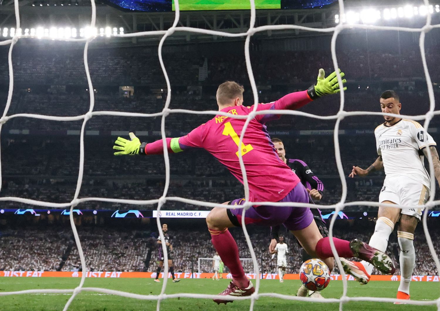 L'attaccante spagnolo del Real Madrid Joselu segna il primo gol nella semifinale di ritorno contro il Bayern Monaco