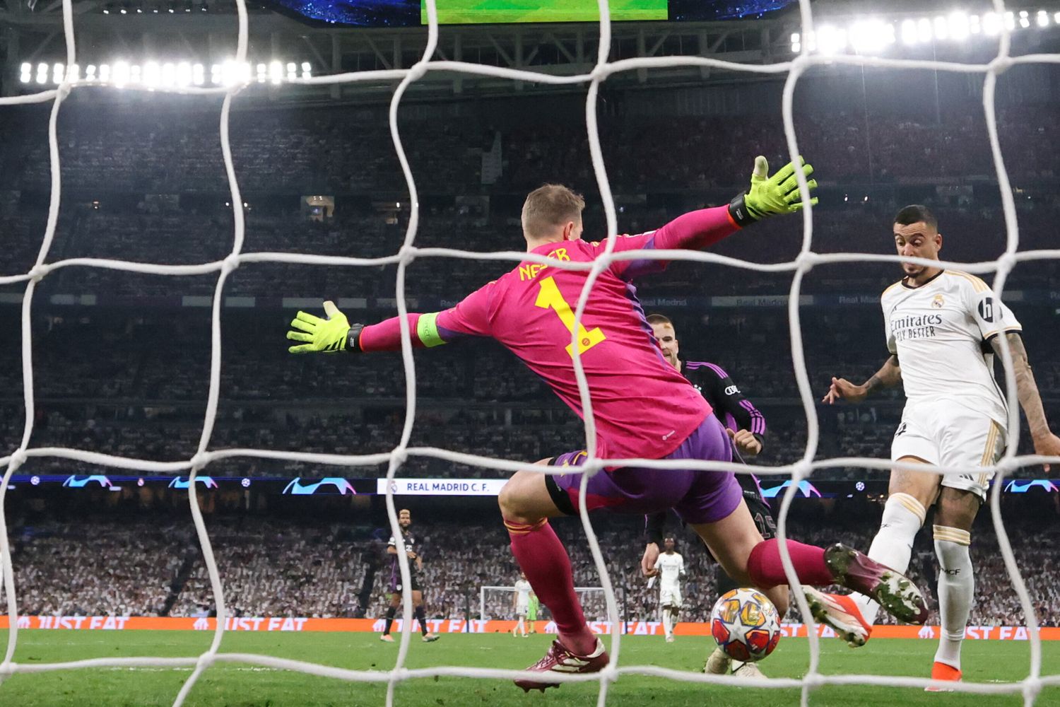 L'attaccante spagnolo del Real Madrid Joselu segna il primo gol nella semifinale di ritorno contro il Bayern Monaco