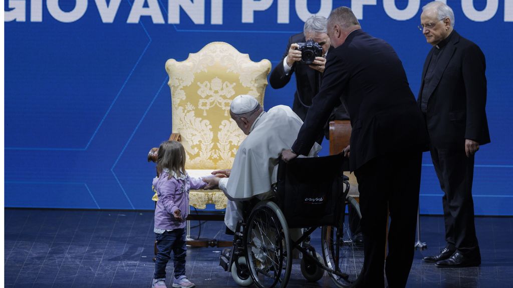 Il Papa contro la denatalità, "senza bambini un Paese perde la sua speranza nel domani"