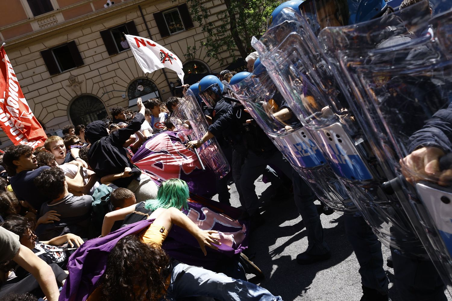 Violenti scontri tra manifestanti e forze dell'ordine durate il corteo femminista contro gli Stati Generali della Natalità