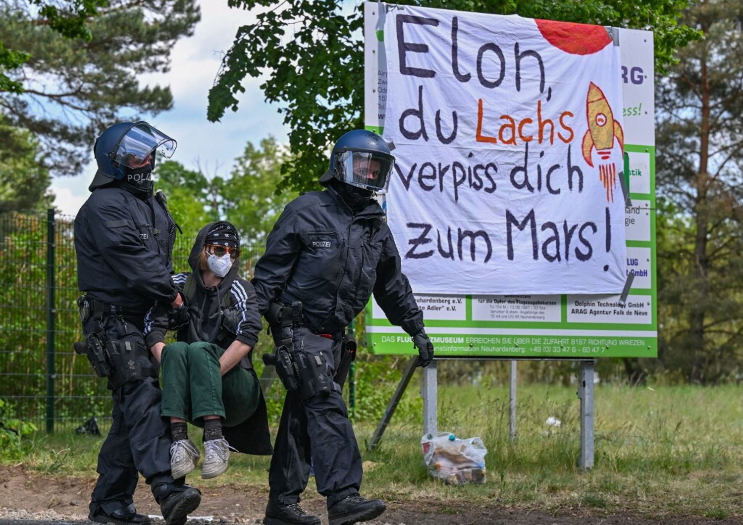 tesla manifestanti tentano assalto gigafactory germania