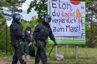 tesla manifestanti tentano assalto gigafactory germania