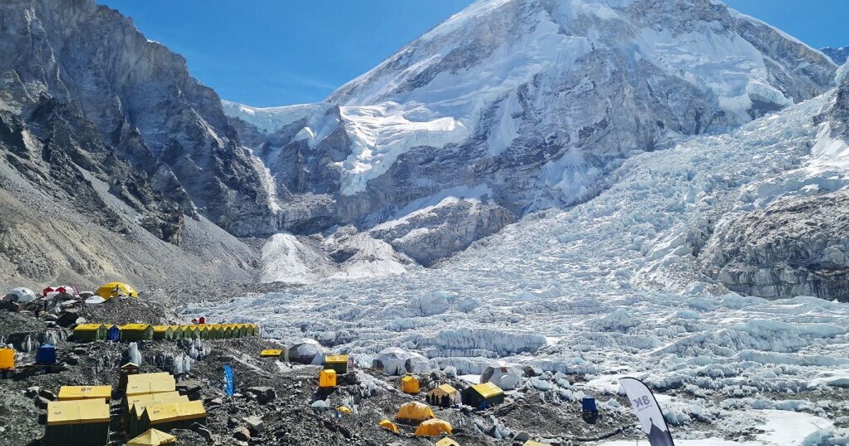 エベレスト、氷が後退し、多くの登山者の遺体が再び現れる