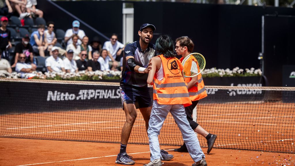 'Ultima Generazione' agli Internazionali di tennis, interrotte due partite