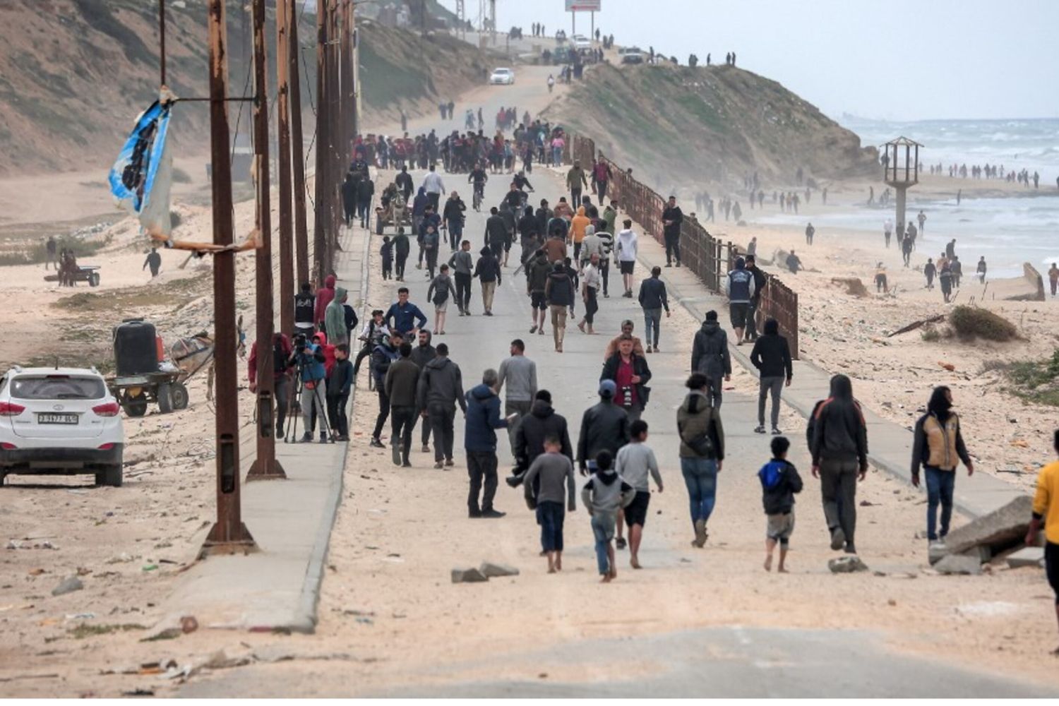 Sfollati palestinesi in fuga dall'area di Al-Shifa