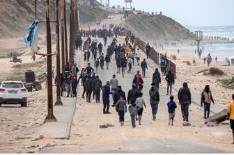 Sfollati palestinesi in fuga dall'area di Al-Shifa