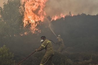 Vigili del fuoco combattono con un incendio in Grecia