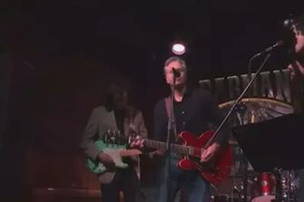 Blinken suona la chitarra in un pub di Kiev