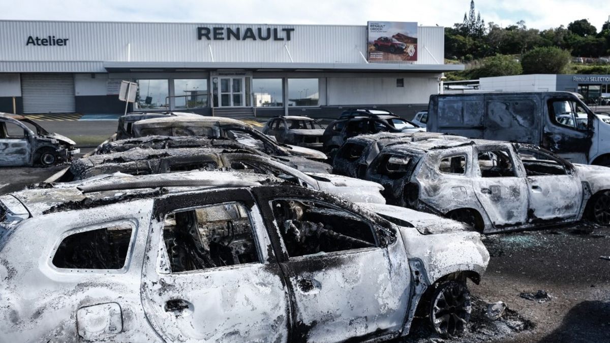 Auto incediate durante la protesta in Nuova Caledonia