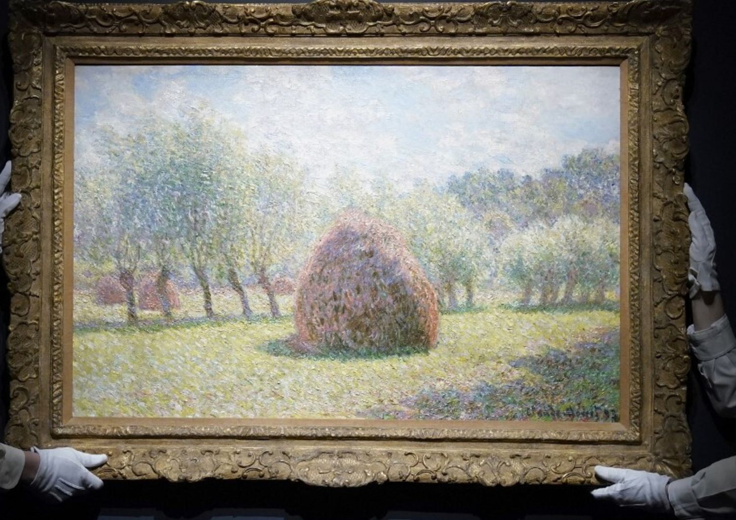 Il quadro "Covone a Giverny" di Claude Monet mostrato giorni fa durante un'anteprima per i media da Sotheby's